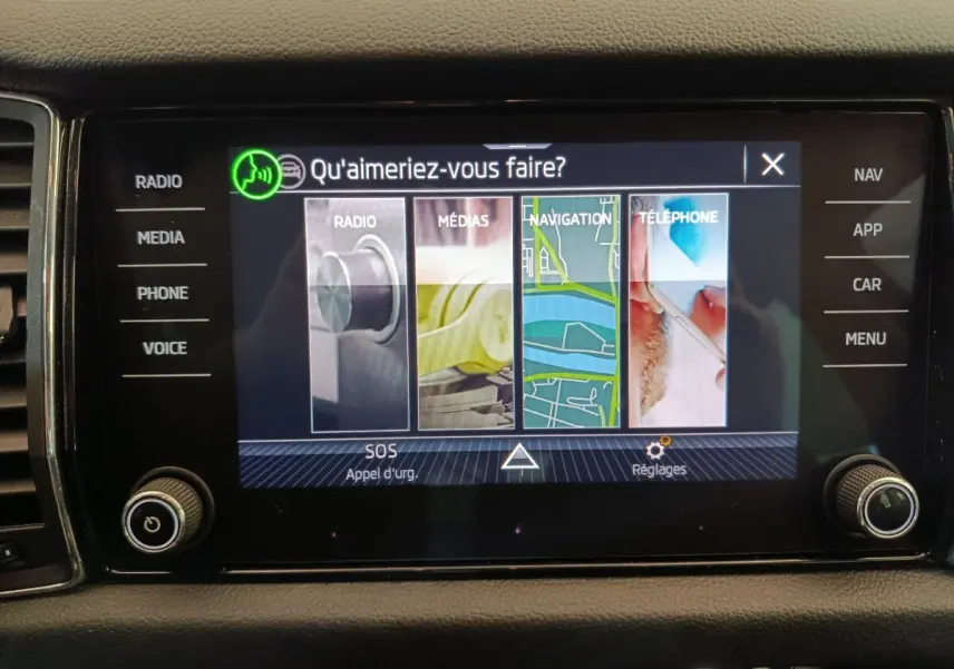 Écran tactile central du tableau de bord du Skoda Kodiaq noir 2021 affichant options radio, médias, navigation et téléphone