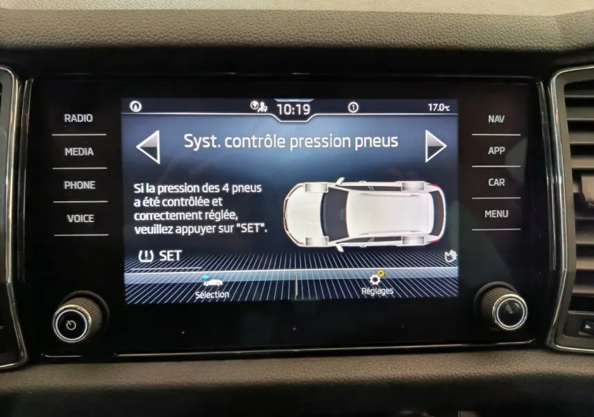 Écran tactile central du Skoda Kodiaq noir 2021 affichant le système de contrôle de pression des pneus.