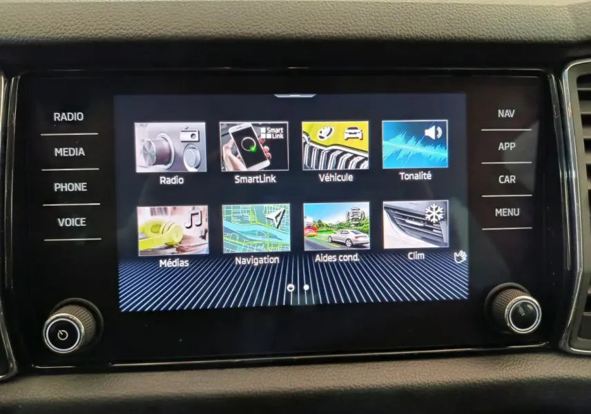 Écran tactile central du tableau de bord du Skoda Kodiaq noir, affichant le menu multimédia et navigation.