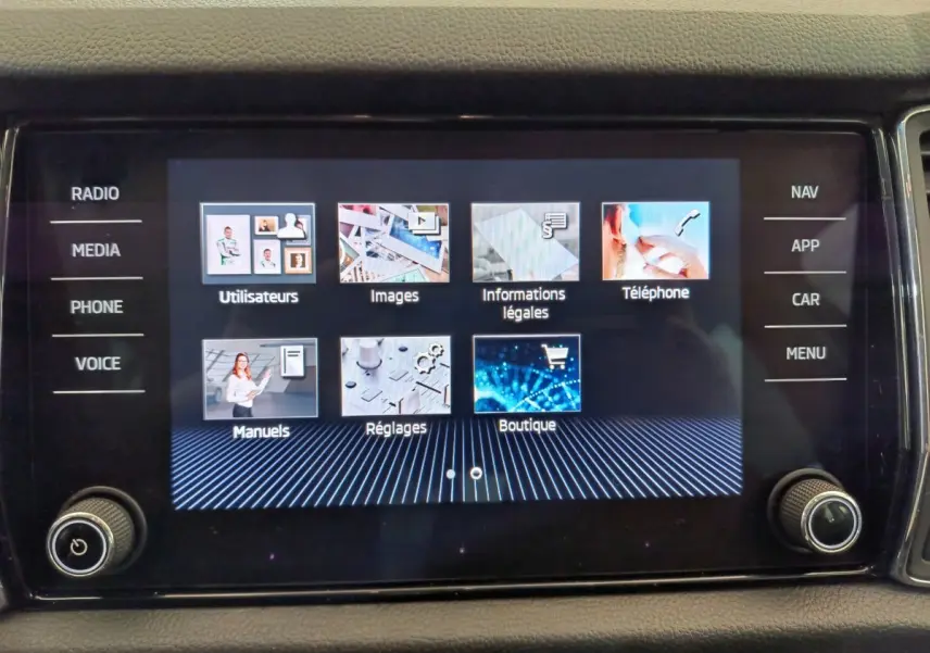 Écran tactile central du tableau de bord du Skoda Kodiaq noir, affichant le menu principal multimédia.