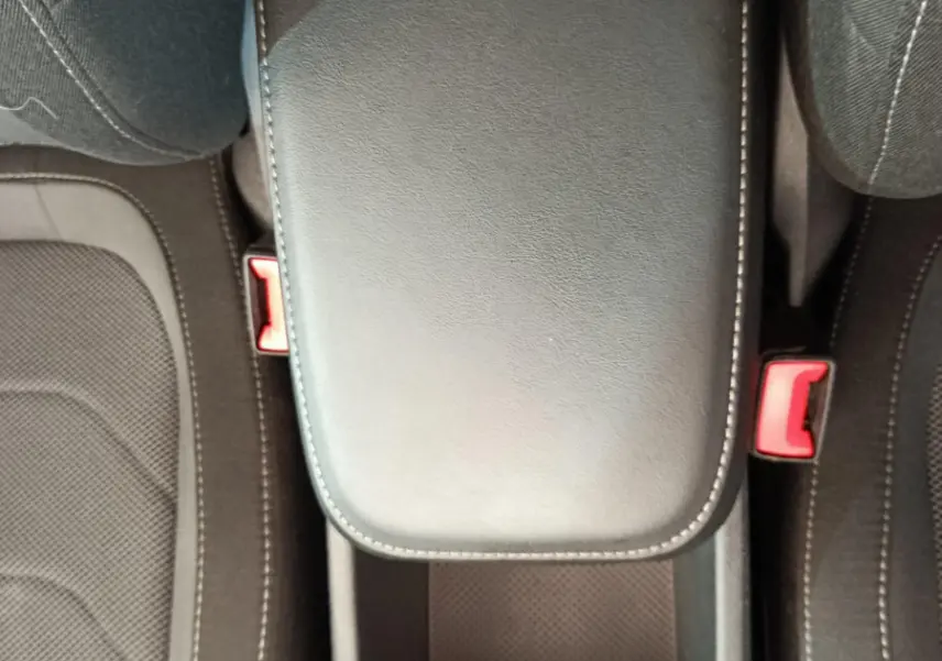 Vue plongeante sur l'accoudoir central noir et les sièges tissu gris du Skoda Kodiaq 2021 version Ambition.