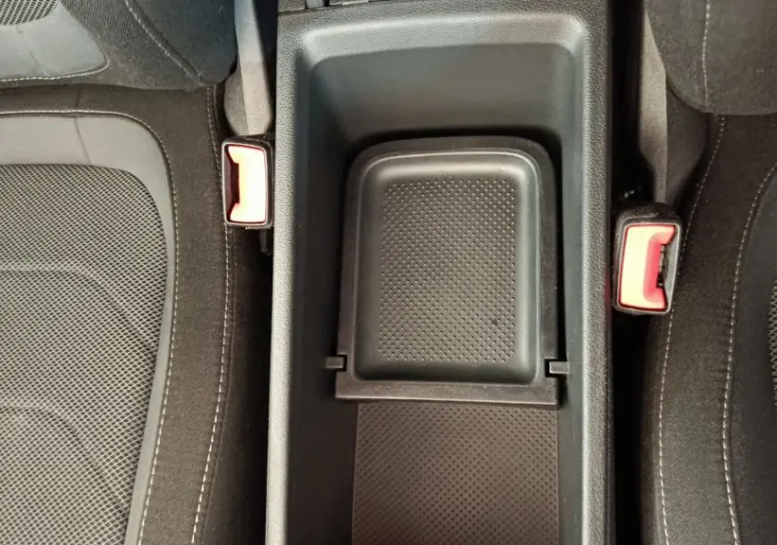 Vue plongeante sur le rangement central noir entre les sièges avant du Skoda Kodiaq 2021 finition Ambition.