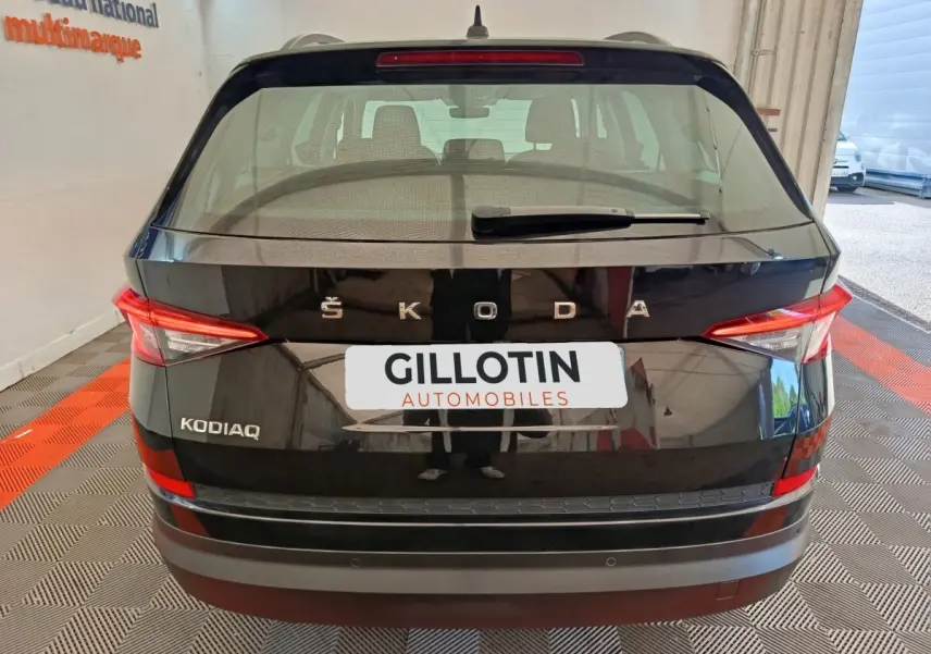 Vue arrière d'un Skoda Kodiaq noir 2021 avec logo ŠKODA et feux arrière LED distinctifs visibles.