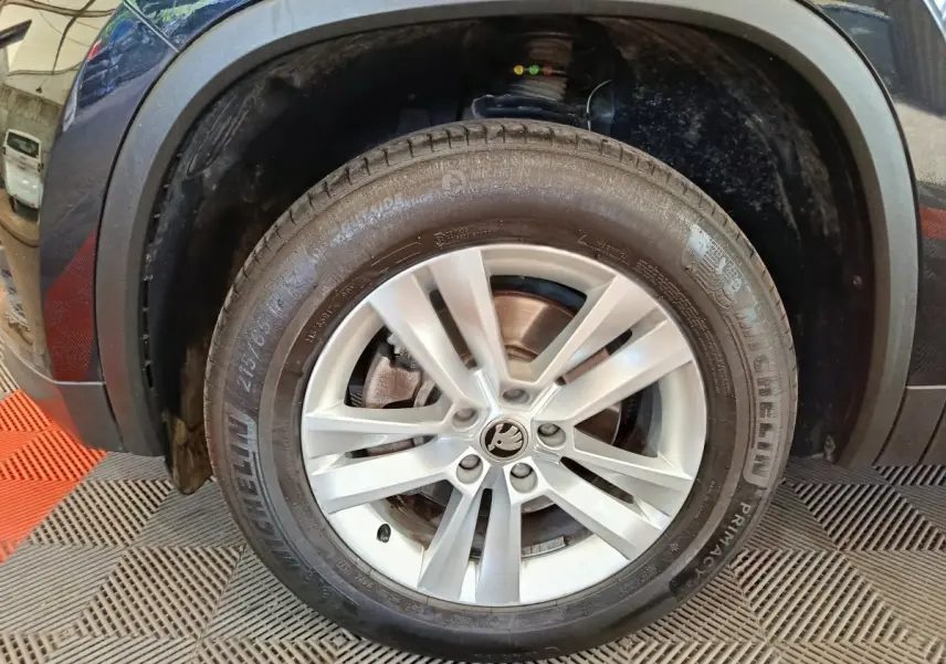 Gros plan sur la roue avant gauche du Skoda Kodiaq noir 2021 avec jante alliage et pneu Michelin.