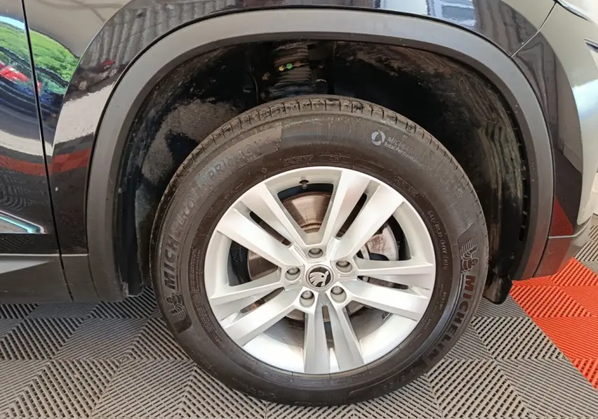 Gros plan sur la roue avant gauche du Skoda Kodiaq noir, mettant en valeur la jante alliage et le pneu Michelin.