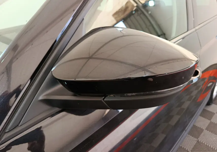 Rétroviseur côté conducteur noir brillant du Skoda Kodiaq 2021, finition Ambition, avec clignotant intégré.