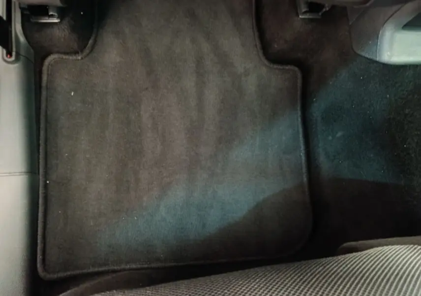 Tapis de sol noir côté passager avant du Skoda Kodiaq 1.5 TSI 150 ACT 7 places Ambition 2021.