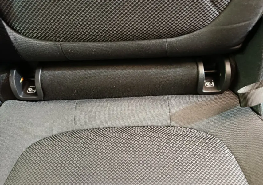 Détail des fixations Isofix sur siège arrière noir du Skoda Kodiaq 2021 version Ambition.