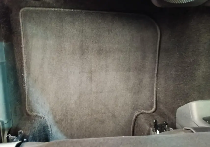 Tapis de sol noir côté passager avant du Skoda Kodiaq 1.5 TSI 150 ACT 7 places Ambition 2021.