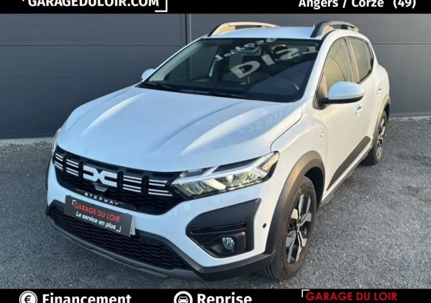 Vue 3/4 avant droite d'une Dacia Sandero Expression TCe 90 blanche de 2025 avec détails noirs et jantes alliage.