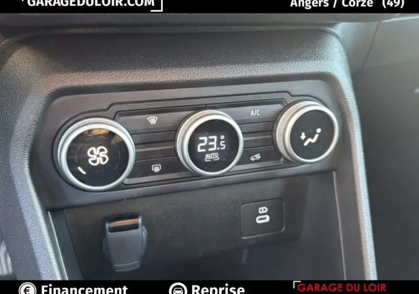 Détail de la console centrale avec commandes de climatisation numériques sur Dacia Sandero blanche Expression TCe 90 2025.