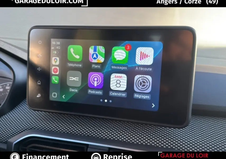 Écran tactile central affichant les applications connectées dans le tableau de bord du Dacia Sandero blanc 2025.