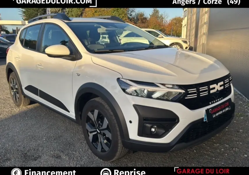 Vue 3/4 avant droite d'une Dacia Sandero Expression TCe 90 blanche de 2025 avec détails noirs contrastants et jantes noires.