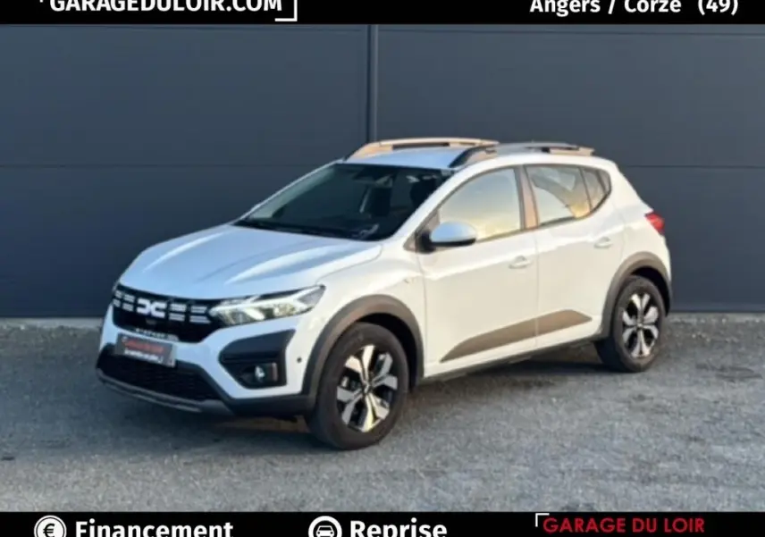 Dacia Sandero Expression TCe 90 2025 blanc vue 3/4 avant droit avec toit ouvrant et jantes alliage.