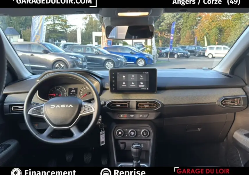 Vue intérieure du tableau de bord de la Dacia Sandero Expression TCe 90 2025, volant à gauche et écran tactile central.