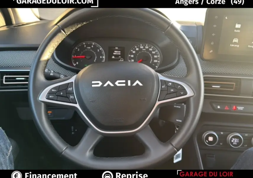 Vue intérieure centrée sur le volant noir du Dacia Sandero Expression TCe 90 2025 avec tableau de bord et écran tactile.