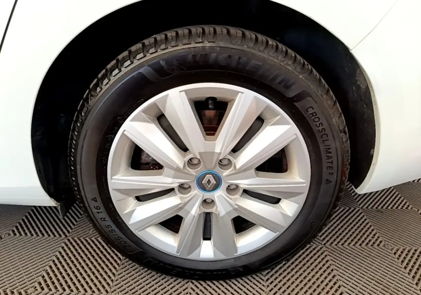 Gros plan sur la roue avant droite d'une Renault Mégane Business E-Tech blanche, jante alliage et pneu Michelin CrossClimate 3.
