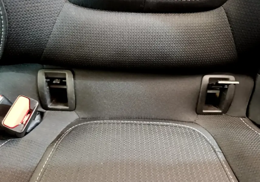 Détail de la banquette arrière noire de la Renault Mégane Business E-Tech hybride rechargeable, avec attaches Isofix visibles.