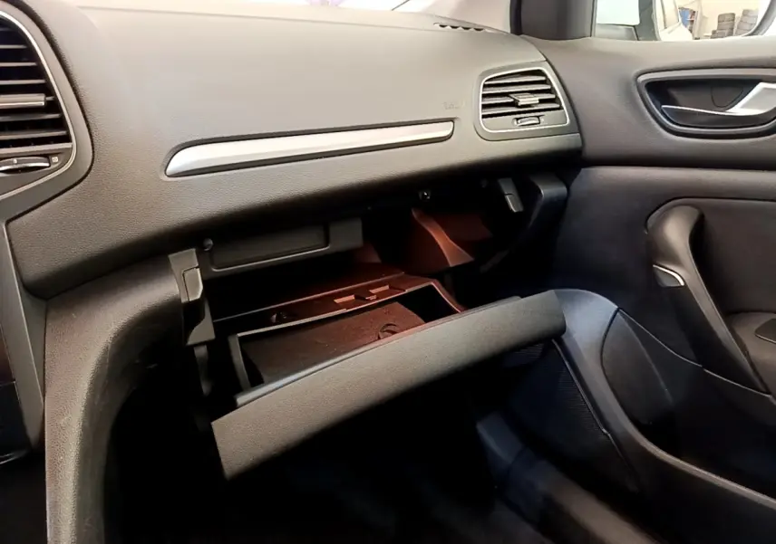 Intérieur de la Renault Mégane Business E-Tech hybride 2022, vue côté passager avec boîte à gants ouverte.