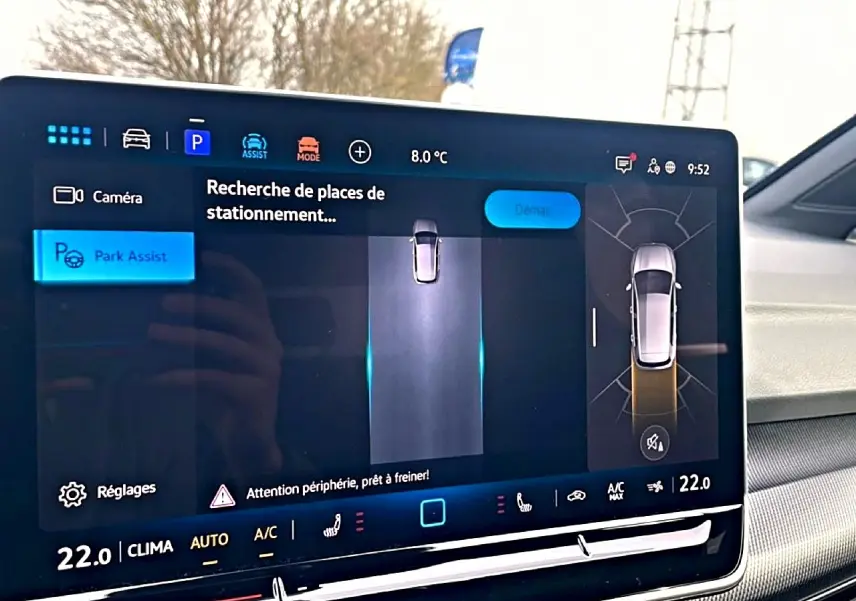 Écran tactile intérieur de la Volkswagen Golf 1.5 ETSI Evo2 2026 montrant l'assistance au stationnement.