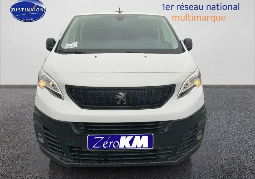 Vue frontale d'un Peugeot Expert Cabine Approfondie blanc Kaolin avec calandre noire et phares allumés.