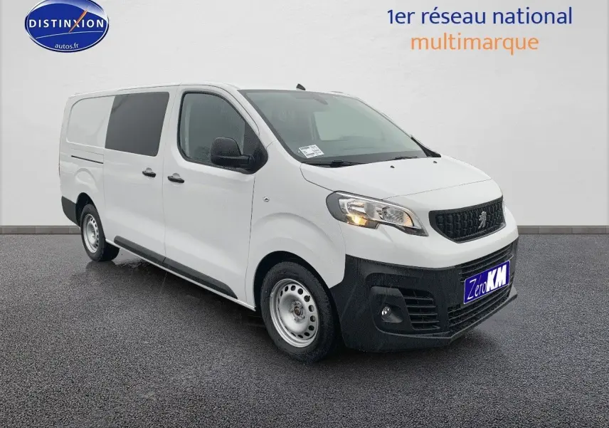 Vue 3/4 avant droite d'un Peugeot Expert Long blanc Kaolin avec calandre noire et jantes acier simples.