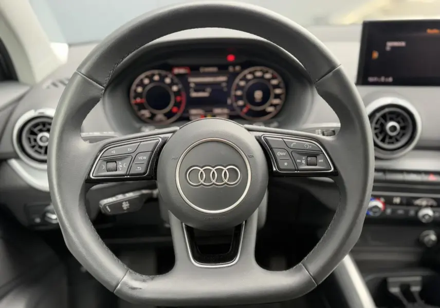 Volant multifonction en cuir d'Audi Q2 30 TFSI S-Line 2024, vue frontale sur le tableau de bord numérique.
