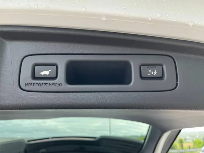 Gros plan sur les commandes d'ouverture et fermeture du coffre du Honda CR-V blanc Platine nacrée 2024.