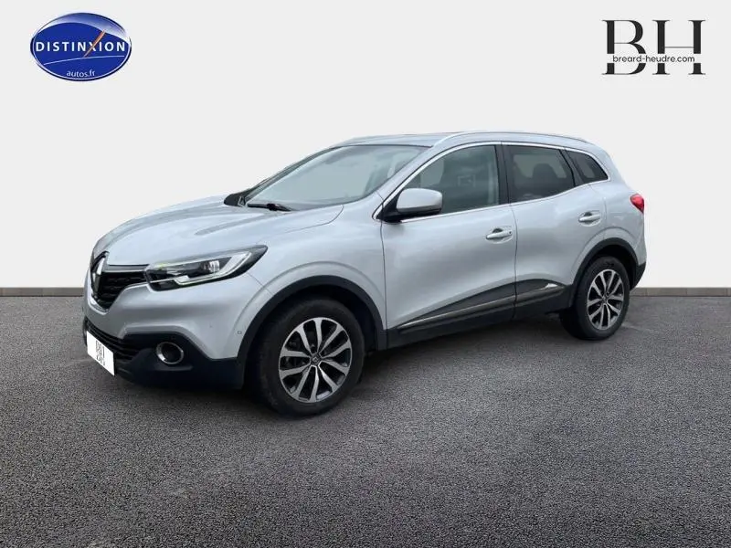Renault Kadjar gris platine en 3/4 avant droit, avec jantes alu et détails noirs sur bas de caisse.