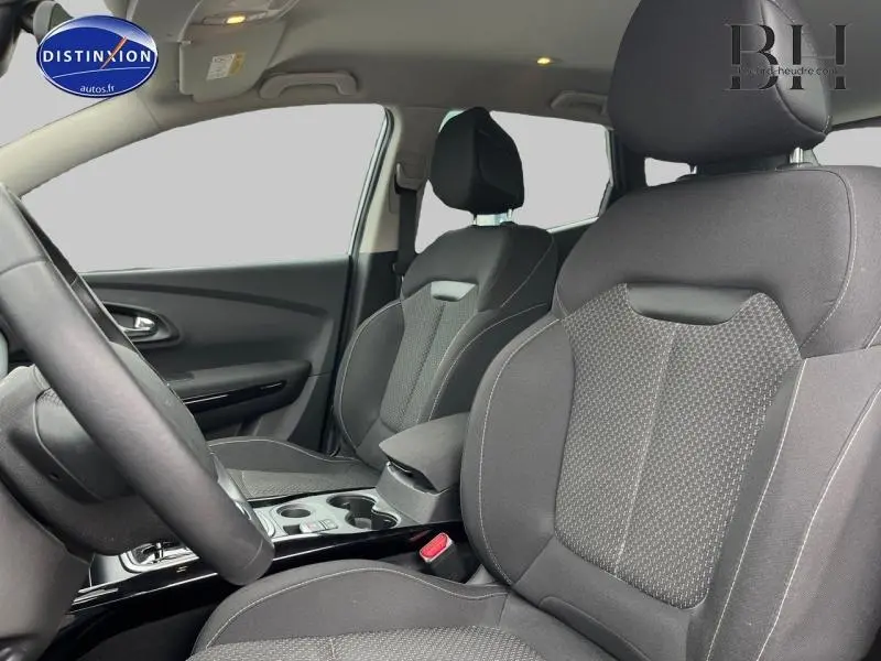 Vue intérieure côté conducteur du Renault Kadjar 2018 avec sièges tissu carbone foncé et accoudoir central.
