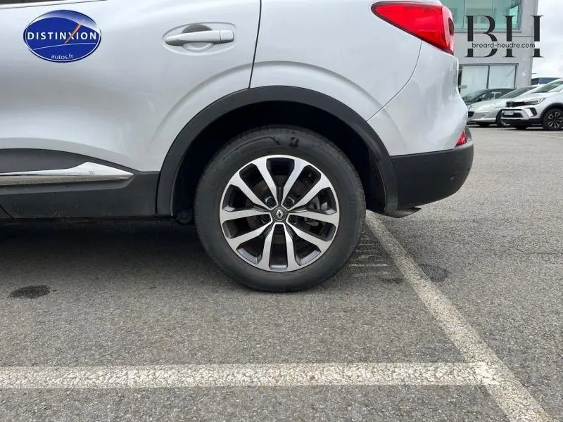 Vue latérale droite sur la roue arrière et partie de la carrosserie gris platine du Renault Kadjar 2018 avec jante alu distinctive.