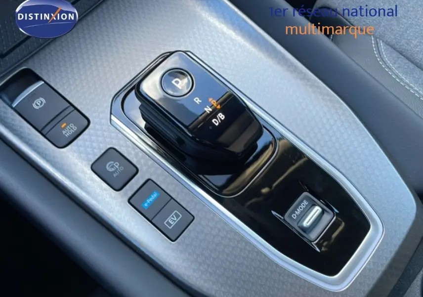 Gros plan sur la console centrale du Nissan Qashqai 2025 gris argile, mettant en valeur la boîte automatique et les boutons de commande.