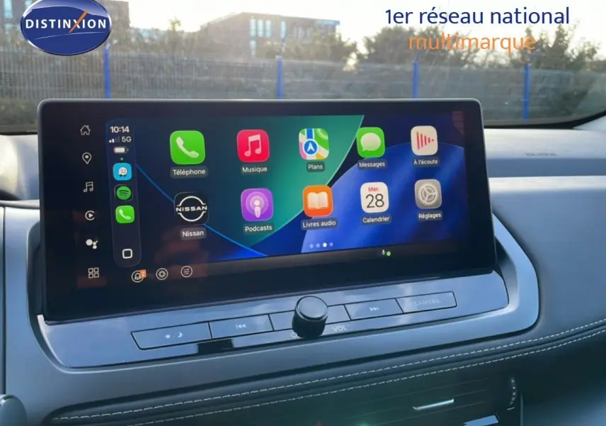 Écran tactile central du Nissan Qashqai 2025 gris argile, affichant interface multimédia moderne avec commandes intégrées.