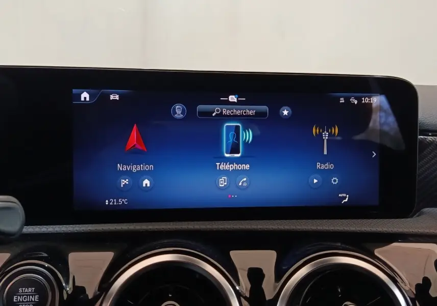 Écran tactile central 10,25 pouces de la Mercedes Classe A 250 e Business Line 2023 avec commandes de navigation et téléphone.