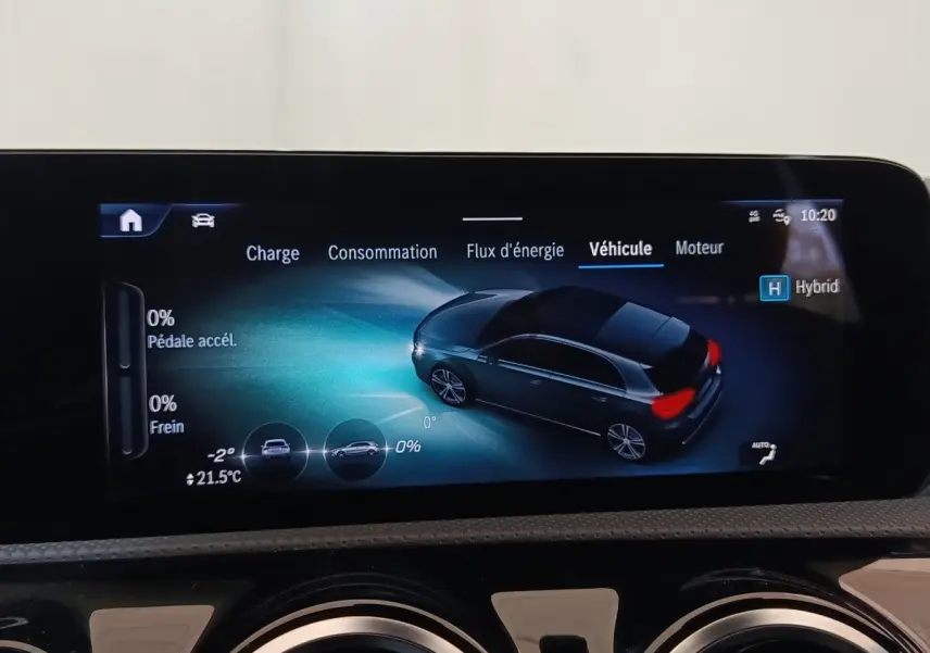Écran tactile intérieur montrant une vue 3D latérale droite d’une Mercedes Classe A hybride gris clair.