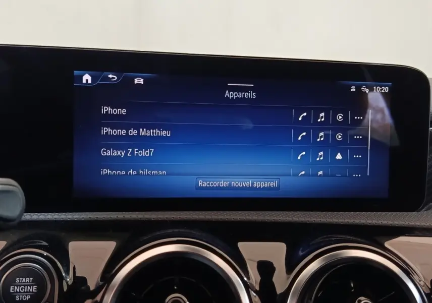 Écran tactile central affichant la connexion Bluetooth dans l’habitacle d’une Mercedes Classe A gris clair.
