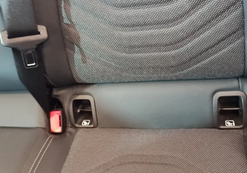Détail de la banquette arrière grise de la Mercedes Classe A 250 e Business Line 2023 avec fixations Isofix visibles.