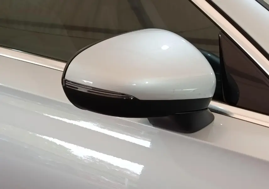 Rétroviseur droit gris clair de la Mercedes Classe A 250 e Business Line 2023 avec clignotant intégré.