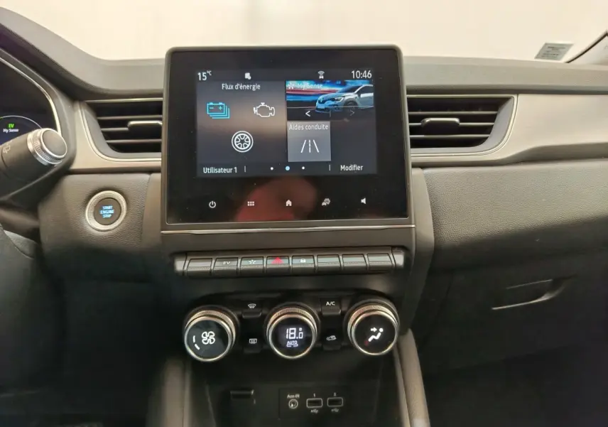 Tableau de bord central du Renault Captur Intens E-TECH 2021 avec écran tactile et commandes climatisation.