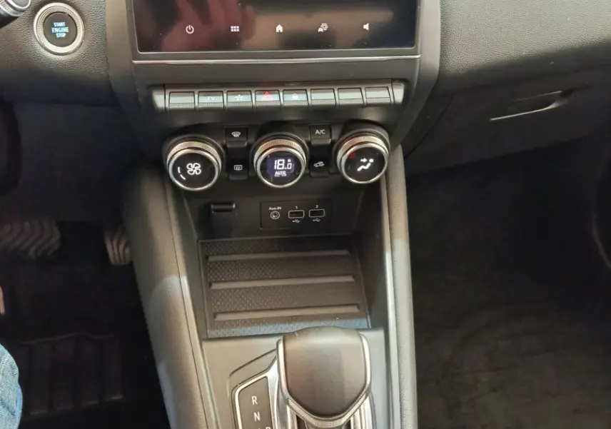 Vue intérieure centrée sur la console centrale du Renault Captur Intens E-TECH 2021 avec écran tactile et levier de vitesses automatique.