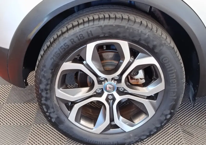 Gros plan sur la roue avant droite gris clair du Renault Captur Intens E-TECH Plug-in 160 avec jante alliage distinctive.