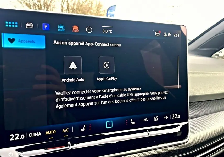 Écran tactile central de la Volkswagen Golf 2026 affichant les options Android Auto et Apple CarPlay, intérieur gris.