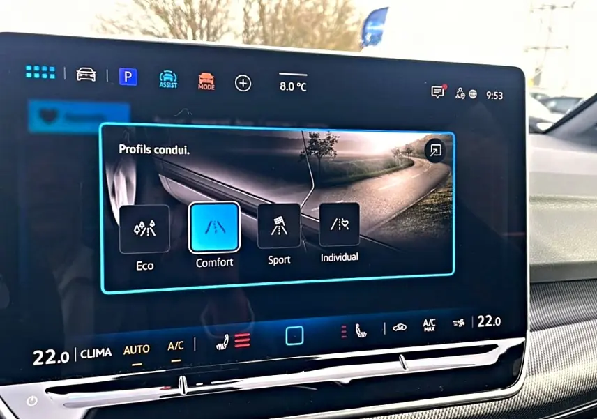 Écran tactile du tableau de bord de la Volkswagen Golf 2026 affichant les profils de conduite, intérieur gris.