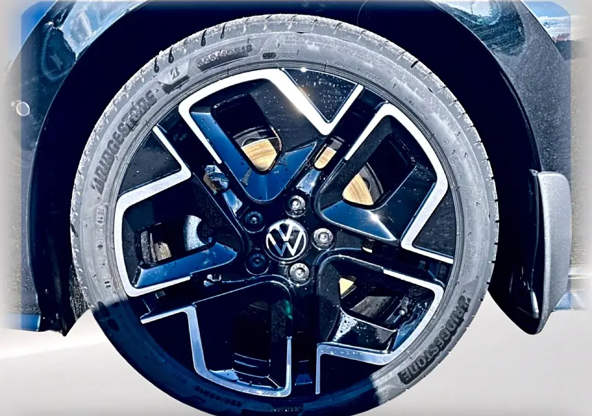 Gros plan sur la roue avant droite noire avec jante alliage R-Line de la Volkswagen Golf 1.5 etsi evo2 150 2026.