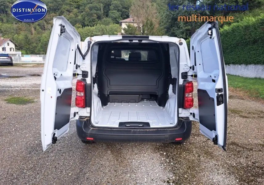 Vue arrière du Peugeot Expert Cabine Approfondie blanc Kaolin 2023 avec portes ouvertes et espace de chargement vide.