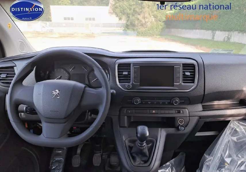 Vue intérieure frontale du tableau de bord noir et volant Peugeot d'un Expert Cabine Approfondie blanc Kaolin 2023.