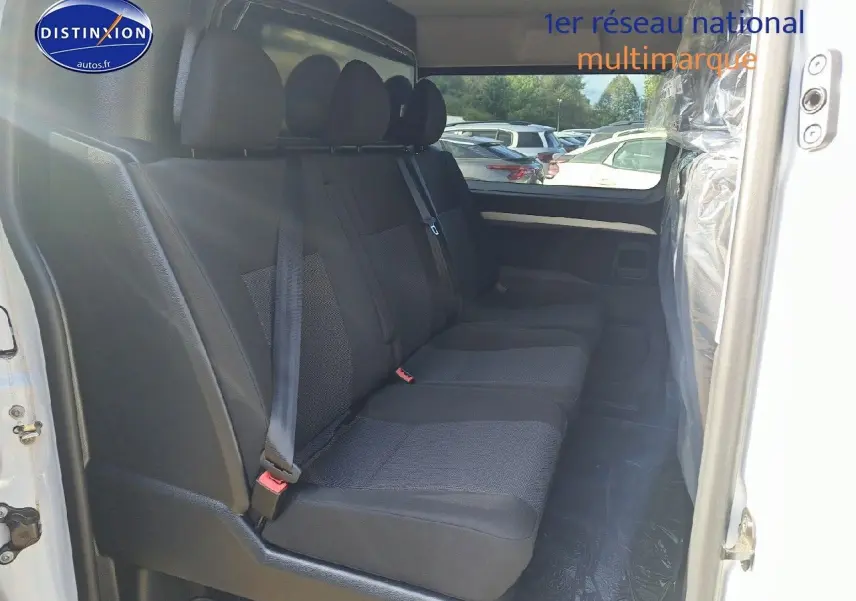 Vue intérieure côté droit montrant la banquette arrière noire du Peugeot Expert Cabine Approfondie blanc Kaolin 2023.