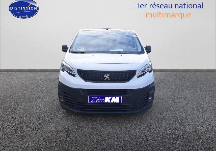 Vue frontale d'un Peugeot Expert Blanc Kaolin avec calandre noire et pare-chocs foncé sur sol gris.