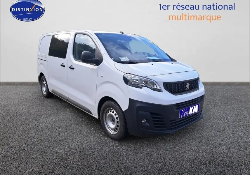 Peugeot Expert cabine approfondie blanc Kaolin vu en 3/4 avant droit avec calandre noire et jantes acier.