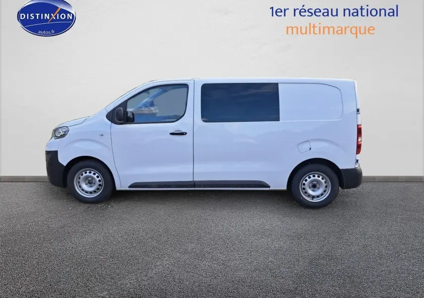 Vue latérale gauche d'un Peugeot Expert cabine approfondie blanc Kaolin, fourgon utilitaire avec vitres teintées arrière.